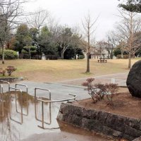 公園に腹部刺された２６歳男性　殺人未遂で捜査　四街道