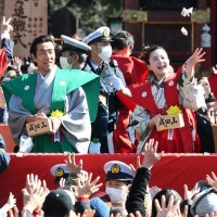 吉高由里子さん威勢良く「福は内」　成田山新勝寺で節分会　岸谷五朗さん、大関・豊昇龍関も豆まき