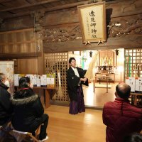 勝浦の新たな観光創出へ　境内がライトアップ、夕暮れ神社開運ツアー　宮司の解説も