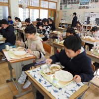 【子ども新聞　週刊ちばにち家】　給食に「縄文グルメ」　貝だしスープ、ＳＤＧｓ学ぶ　君津　（２０２４年２月１５日号）