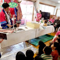 お魚さばいて食育指導　君津　園児に命の大切さ伝える　元料理人高校教師が実演