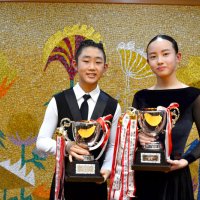 社交ダンスの全国大会で２冠を達成した斉藤君（左）と柴田さん＝船橋市役所