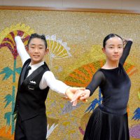社交ダンス全国大会で２冠　プロ目指す船橋の小６ペア　田喜野井小　柴田莉奈さん　葛飾小　斉藤有音君　■スタンダード　■ラテンアメリカン　市長に快挙報告
