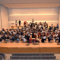 ３月の定期演奏会に向けて練習する楽団＝千葉市中央区
