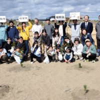 苗木の植樹を終えて記念撮影する参加者＝旭市
