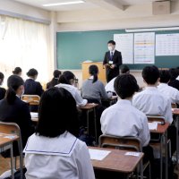 県内の公立高入試が２０日に始まり、３万５１２５人が筆記試験などに臨んだ。試験は２１日も行われ、合格発表は３月４日＝２０日、千葉市中央区の県立千葉高校