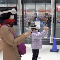 「千葉氏」のＶＲゲームを体験する参加者＝２３日、千葉市中央区の千葉銀行千葉駅前支店イノベーションラウンジ
