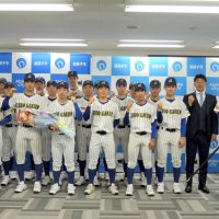 相馬監督（右から２人目）や星野市長（左端）と並び、甲子園での健闘を誓う中央学院高野球部員ら＝２２日、我孫子市役所