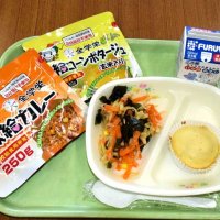 旭市で提供された「防災給食」。カップケーキは中学校で提供