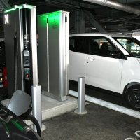 成田空港の旅客ターミナル駐車場に民間事業者が設置したＥＶ用の超急速充電器
