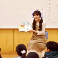高山一実さん、自作絵本母校へ贈る　南房総出身タレント　恐竜の冒険話　児童らに読み聞かせ