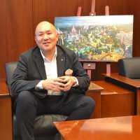 ファンタジースプリングスの魅力を紹介する第８テーマポート推進本部長委嘱の椎葉亮太郎さん＝浦安市
