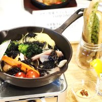 プレミアム部門グランプリ「地鰺とホンビノス、イカ墨のＷ黒アヒージョ」
