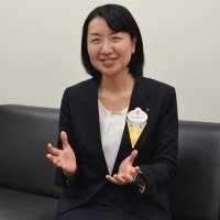 「ファンタジースプリングスホテルの館内はどこを切り取っても絵になる」と話す宿泊部長の藤本さん＝浦安市

