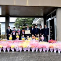 ベゴニアで式典に彩りを　市内建築業者ら５００鉢寄贈　いすみの全小中学校へ