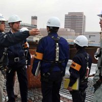 現場関係者から説明を受ける千葉労働局職員ら＝１２日午後、千葉市中央区