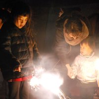 東日本大震災１３年　飯岡の海岸　住民が花火　「震災知る機会に」