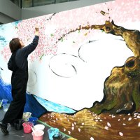 再訪願い日本の春描く　巨大イラスト展示　成田空港