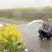 松戸女児殺害７年　「天国で暖かくして」リンさん父・ハオさん雨中の現場で献花