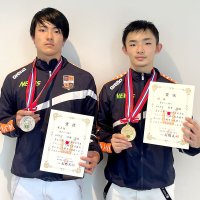 インカレ表彰式後の記念撮影で準優勝の浅海聖哉（左）と並ぶ安井（本人提供）
