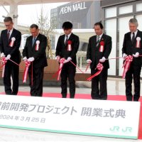 駅前開発プロジェクトの開業セレモニーで行われたテープカット＝２５日、千葉市美浜区