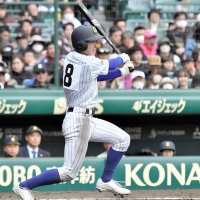 中央学院─青森山田　４回表中央学院１死一、二塁、青木が左越え２点適時二塁打を放つ＝２８日、兵庫県西宮市の甲子園球場