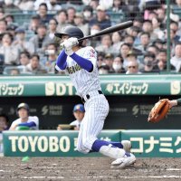 中央学院─報徳学園　４回表中央学院２死二塁、颯佐が左越えに適時三塁打を放つ＝３０日、兵庫県西宮市の甲子園球場