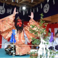 【動画あり】伝統の神楽５年ぶり奉納　住民の演者ら披露、餅や菓子まく場面も　匝瑳・松山神社