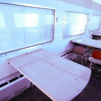 現役当時のテーブルなどが残る食堂車の内部
