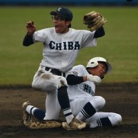 ８回表千葉南無死、三塁強襲打を放った橘川が二塁を狙うがタッチアウト。二塁手岩佐
