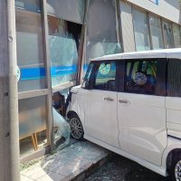 【速報】歯科医院に車突っ込む　千葉市若葉区　