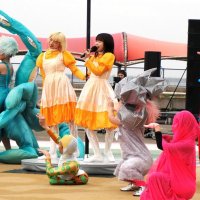 音楽と身体表現で魅了　百年後芸術祭ライブ「不思議な愛な富津岬」　アイナ・ジ・エンドさんら出演