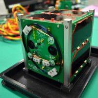 千葉工大の学生が製作した衛星「ＫＡＳＨＩＷＡ」と同じ機能を持つ試験機。向かって左面には２台のカメラやアンテナ、他の面には発電用のソーラーパネルが設置されている