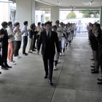 選抜高校野球大会の結果報告のため、我孫子市役所庁舎に入る中央学院野球部員と相馬監督ら＝１２日