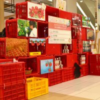収穫用の籠を使った展示でトマトの栽培や加工方法も紹介