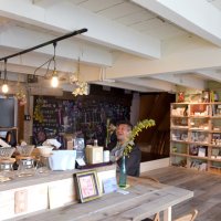 ＤＩＹの本棚やカウンターを備えた店内。歴史を重ねた物件の趣も生かし改装した＝匝瑳市