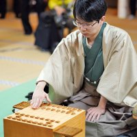 第８２期名人戦七番勝負第２局の１日目に初手を指す豊島将之九段＝２３日午前、成田市の成田山新勝寺（提供：日本将棋連盟）
