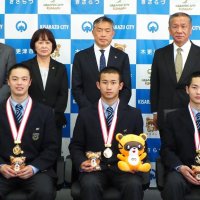 息ぴったり空手全国Ｖ　拓大紅陵高３人男子団体「形」　市長報告「緊張乗り越えた」