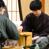 名人戦第２局に勝利し、豊島九段（手前）と感想戦を続けた藤井八冠＝２４日午後１０時ごろ