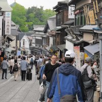観光客らが行き交う成田山参道＝２７日、成田市