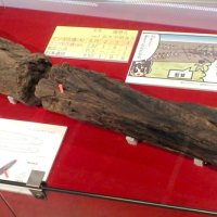 古墳の築造の際に使われた古代の運搬具「修羅」の破片も展示されている