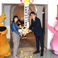 袖ケ浦市郷土博物館、入館１００万人達成　親子に記念品
