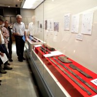 希少な「修羅」初公開　「古墳時代の謎の木の道具たち」展　木更津　当時の暮らしに思いはせ
