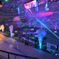 国際規格に基づく木製トラックを有する「ＴＩＰＳＴＡＲ　ＤＯＭＥ　ＣＨＩＢＡ」。レーザーや炎、カラフルな照明がレース開始を盛り上げる