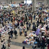 幕張メッセ　国内最大級フリマ開幕　掘り出し物求め盛況　千葉県グルメフェスも　ＧＷ後半４連休スタート