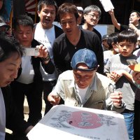 伝統「クモ合戦」に興奮　観衆も熱くなってかけ声　富津八坂神社