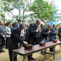 紀州からの移住者の功績をしのぶ法要で、手を合わせる参列者＝６日、銚子市