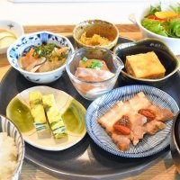 仕入れ先は成田空港周辺地域が中心。県産食材をふんだんに使った看板メニュー「御料鶴小鉢膳」
