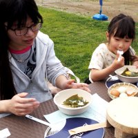 羽釜で炊いたごはんを地元特産の卵で味わう「君津の朝めし」＝君津市