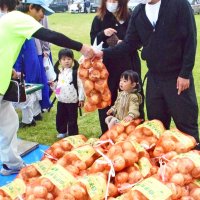 白子のタマネギどうぞ！　「たまねぎ祭り」イベント盛況、３１日まで収穫体験も　潮風で甘く“肉厚”に成長